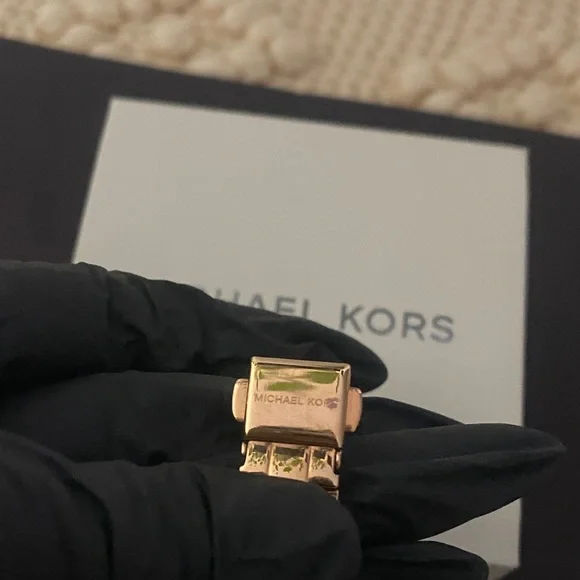 Michael Kors Elegant Rose Gold Women's Watch - Picture 5 of 5